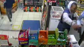 VIDEO | Tres delincuentes asaltan con pistolas y golpean a dueño de minimarket en Puerto Montt