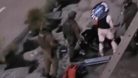 VIDEO | Manifestación en Plaza Baquedano: Persona cayó a la ribera del Río Mapocho