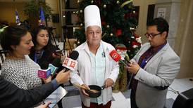 VIDEO | Diputado Palma llegó vestido de chef al Congreso criticando el Acuerdo Constitucional