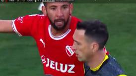 VIDEO | Mauricio Isla cometió un penal en su segundo partido con Independiente