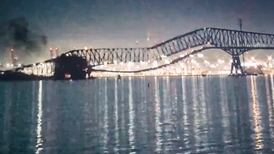 VIDEO | Impactante: El momento en que buque derribó por completo un puente en Estados Unidos