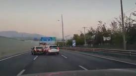 VIDEO| Conductores se fueron "a los choques" en plena autopista: ambos terminaron detenidos