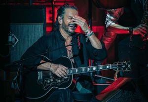 "Los hombres estamos en el último de los peldaños sociales": Ricardo Arjona repite en su concierto en Chile polémica reflexión sobre la "lucha de géneros"