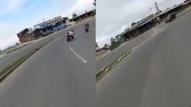 VIDEO | Captan momento exacto de fatal accidente: Hombre perdió el control de moto y luego fue impactado por vehículo