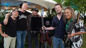 "Eddie Munson" vuelve a la vida en un concierto de Metallica: Actor y banda se reunieron en backstage de Lollapalooza Chicago