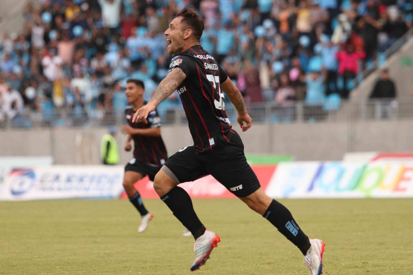 Miguel Sanhueza festeja su gol en el minuto 90 para la victoria de Deportes Iquique ante Deportes Santa Cruz, en el estadio Tierra de Campeones.