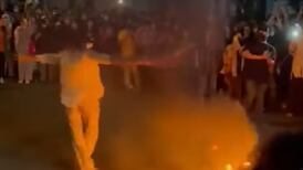 VIDEO I Cientos de mujeres en Irán queman sus hiyab como protesta por la muerte de Mahsa Amini
