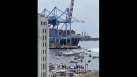 VIDEO | Botes de la Armada se enfrentan a embarcaciones de pescadores en Valparaíso