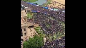 VIDEO | Miles de manifestantes irrumpen en residencia del presidente de Sri Lanka: Mandatario huyó y anunció su renuncia