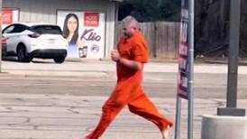 VIDEO | Corriendo y con manos esposadas: Así fue la viralizada fuga de un recluso en Texas