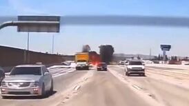 VIDEO | Avioneta aterrizó de emergencia en plena autopista en California y se prendió en fuego