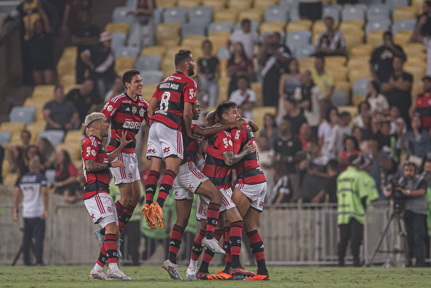 Los jugadores de Flamengo abrazan a Erick Pulgar tras anotar un gol en el triunfo por 4-1 ante Vasco da Gama.