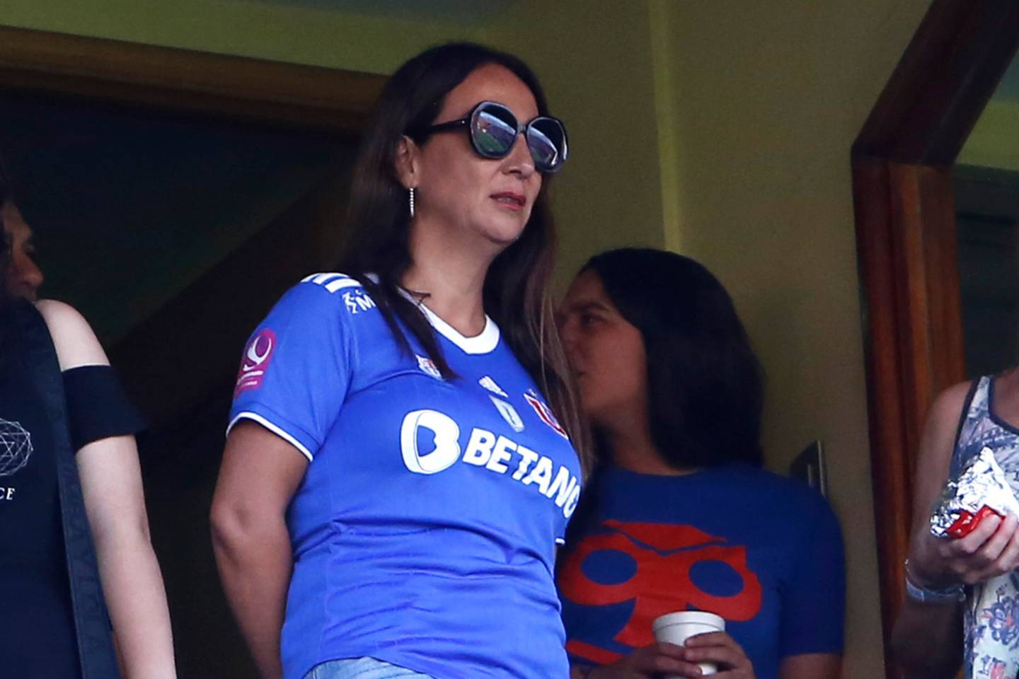 La vicepresidenta de Azul Azul, Cecilia Pérez, observa un partido de Universidad de Chile.