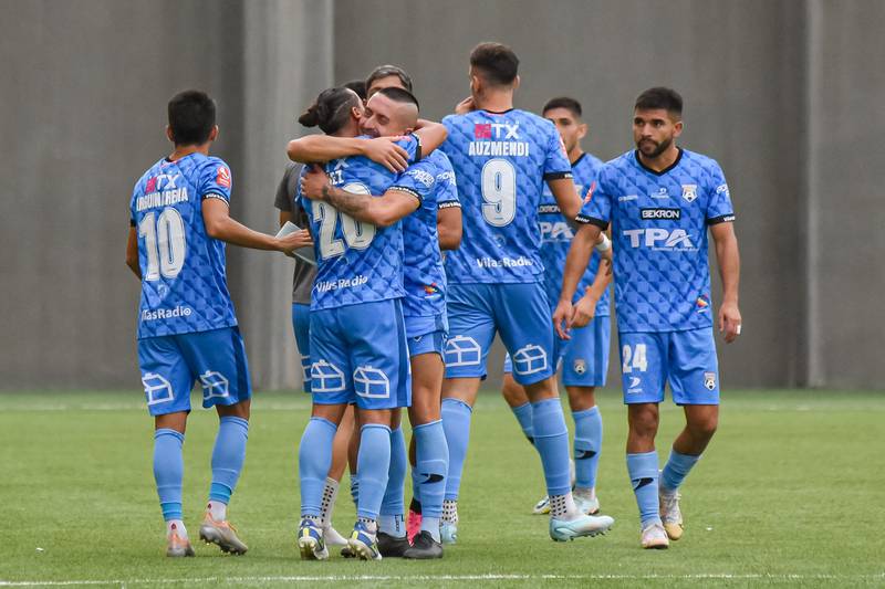 Los jugadores de San Marcos de Arica se abrazan tras convertir un gol en el estadio Nicolás Chahuán de La Calera.