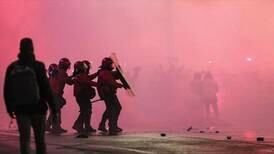 VIDEO | No solo pasa en Chile: hinchas del Athletic de Bilbao se enfrentaron a la policía en la Copa del Rey
