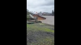 VIDEO | Desborde de río Chillán arrastró una vivienda en la Región de Ñuble