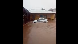 VIDEO | Denuncian que 50 ancianos están atrapados en hogar de Fundación Las Rosas por inundación