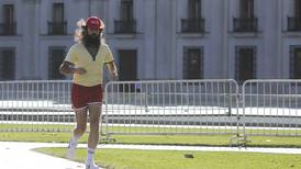 VIDEO | "Forrest Gump chileno" aparece corriendo alrededor del edificio de la Convención Constitucional