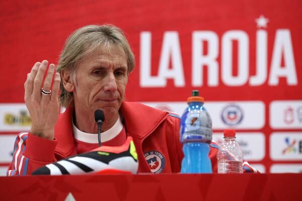 A Gareca esto no le gusta: futbolista de La Roja encabeza lista de amonestados en su equipo
