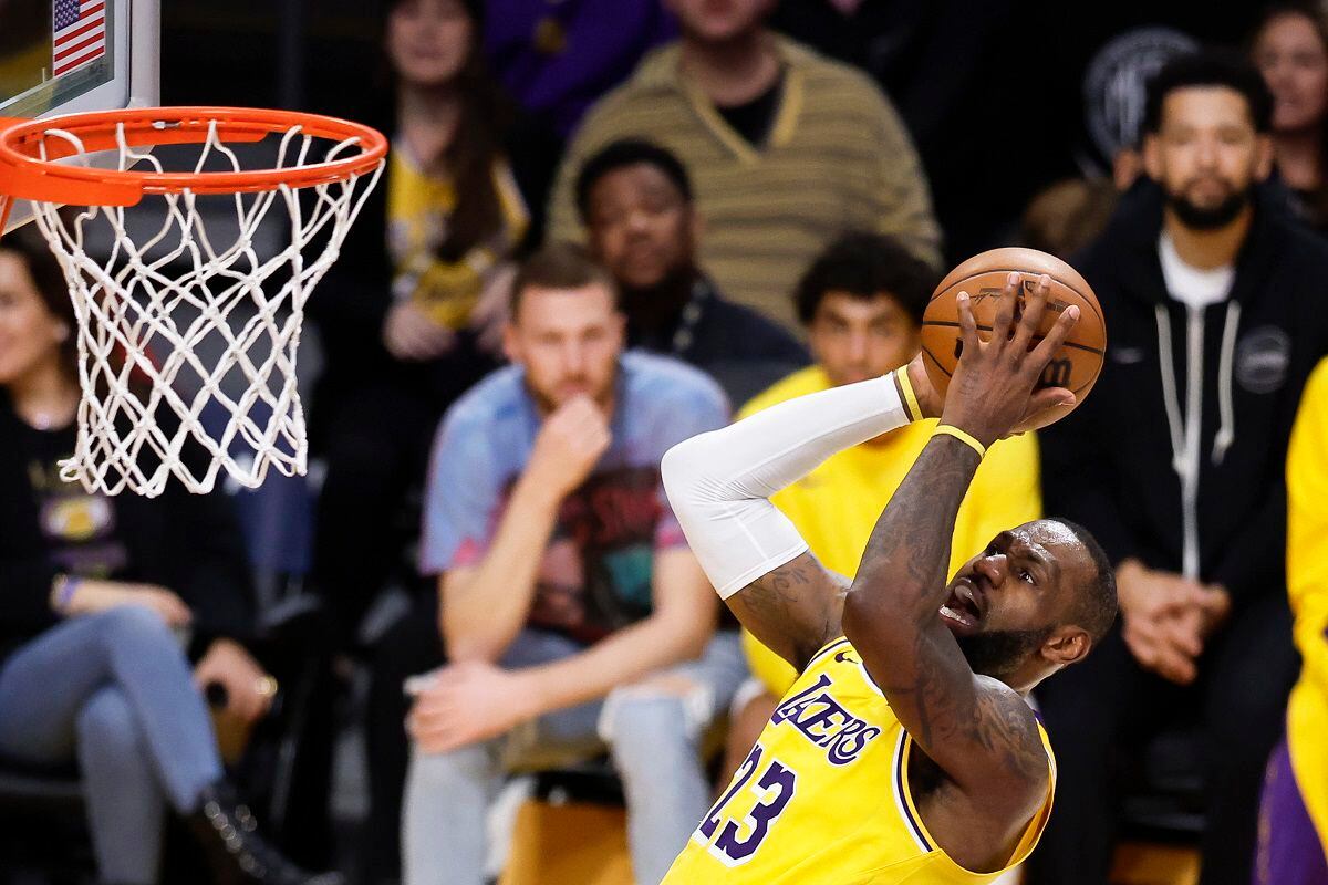 LeBron James jugando con Los Angeles Lakers. EFE