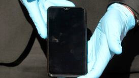 Falleció Menor de 16 años cuando manipulaba cargador de celular. ¿Cuáles son los riesgos al usarlos?