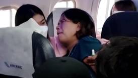 VIDEO | Mujer dio luz en pleno vuelo y fue asistida por los pasajeros