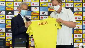 [VIDEO] Estaba contento: Reinaldo Rueda posó con la camiseta cafetera en su presentación en Colombia