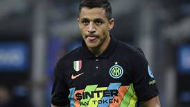 Lesión de Joaquín Correa podría devolverle la titularidad a Alexis Sánchez en el Inter