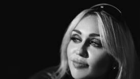 “Es un amor de persona”: Fotógrafo chileno cuenta cómo logró acercarse a Miley Cyrus y sacarle espectaculares fotos 