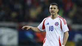 Alexis Sánchez sorprende en sus redes sociales  y aparece posando con la camiseta de otra Selección 