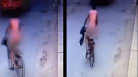 VIDEO I Ladrón huye desnudo en la bicicleta que se robó