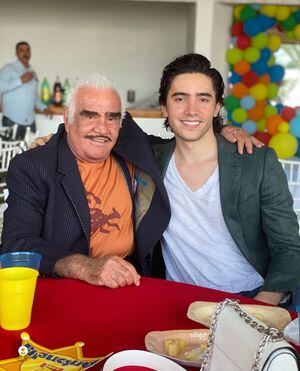Alex Fernández inmortaliza a su abuelo Vicente Fernández con una especial escultura