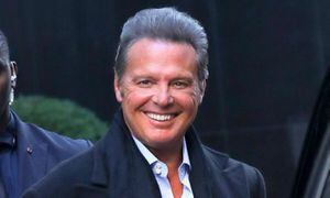 Luis Miguel es captado viajando con Paloma Cuevas en un vuelo comercial