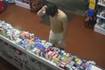 VIDEO | Sujeto desnudo protagoniza el robo más bizarro del año en una farmacia