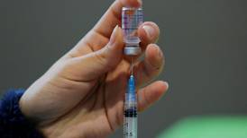 Minsal confirma que se retoma la vacunación de AstraZeneca: se combinará con Pfizer