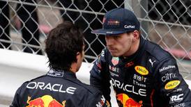 Max Verstappen menosprecia a Checo Pérez y llena de elogios a Fernando Alonso