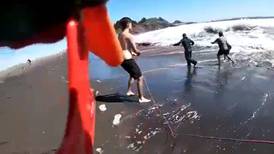 VIDEO | Registran video en primera persona de rescate a surfista arrastrado por el mar