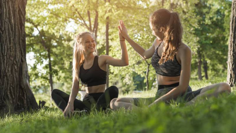 Mujeres haciendo yoga al aire libre.