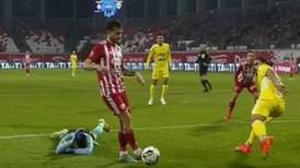 VIDEO | Fair Play total: delantero falla un gol a propósito al percatarse que el arquero rival estaba lesionado