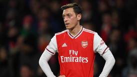 Mesut Özil no habría aceptado rebaja salarial en el Arsenal por el Covid-19