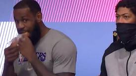 Captan a LeBron James disfrutando un sandwich en medio del partido ante los Kings