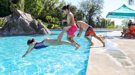Temporada de piscinas: Revisa los protocolos del Minsal para visitarlas de forma segura este verano