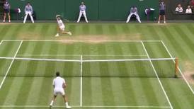VIDEO | La espectacular devolución de Carlos Alcaraz a Novak Djokovic que desató la euforia de Wimbledon