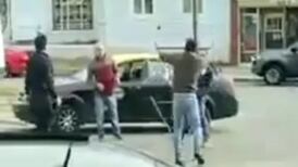 VIDEO | Insólita pelea entre dos conductores en Punta Arenas: Se lanzaron vallas de seguridad