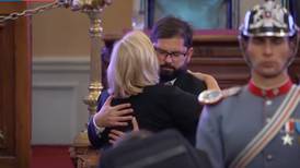 VIDEO | Cecilia Morel dio un emotivo abrazo a Gabriel Boric tras homenaje a Sebastián Piñera