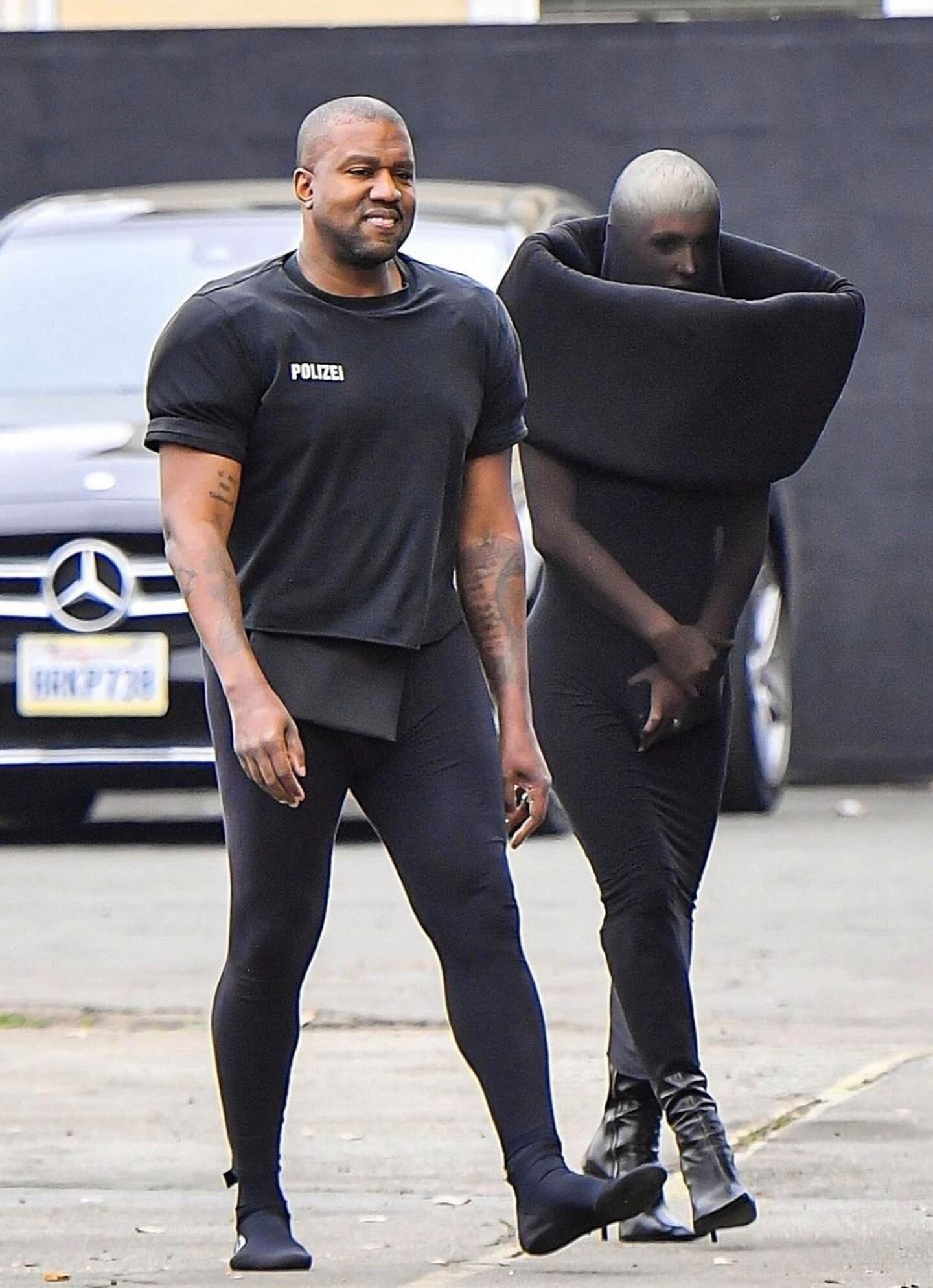 Kanye West y Bianca Censori criticados por su extravagante look para ir a la iglesia