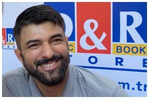 Engin Akyürek brilla en el estreno de su segundo libro en un conmocionado Estambul