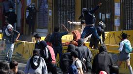 VIDEO | Vendedores ambulantes agredieron con armas de fuego y palos a estudiantes en manifestaciones