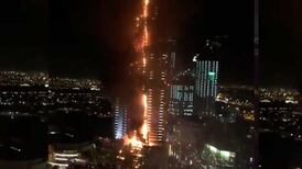 VIDEO | Impresionante incendio en alto rascacielo de Dubái junto a la torre más alta del mundo