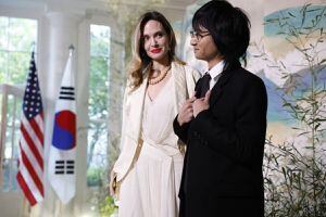 Angelina Jolie y su hijo Maddox deslumbran en su visita a la Casa Blanca